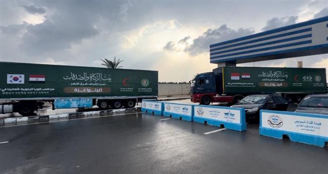 تمهيدا لدخولها قطاع غزة.. وصول أكبر قافلة مساعدات من بيت الزكاة والصدقات المصري للعريش 