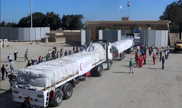 إدخال 20 شاحنة مساعدات و 4 أخرى تحمل وقودا إلى قطاع غزة