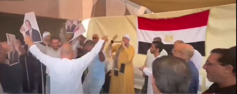 على مزمار بلدي وأنغام الأغانى الوطنية.. المصريون يحتفلون بالانتخابات الرئاسية في دبي| فيديو