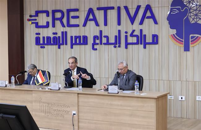 وزير الاتصالات يلتقي رواد أعمال وخريجين برامج تدريب "كريتيفا" المنيا