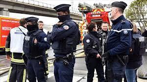   مقتل شخص وإصابة آخر بعد هجوم بسكين غرب باريس