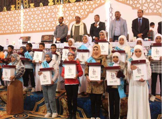 بالصور في عامها الـ 17 على التوالي.. تكريم 555 من حفظة كتاب الله في قفط جنوب قنا