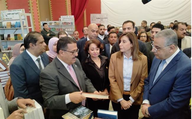 وزيرة الثقافة تفتتح معرض سوهاج الأول للكتاب .. صور