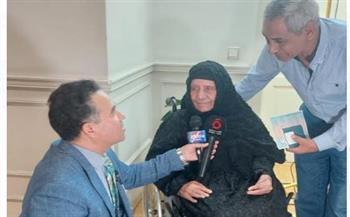 رغم تنقلها على كرسي متحرك.. مصرية مسنة تحرص على المشاركة في الانتخابات الرئاسية بأثينا