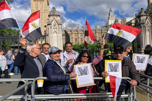 الجالية المصرية فى لندن تحتشد أمام المقر الانتخابى للإدلاء بأصواتهم