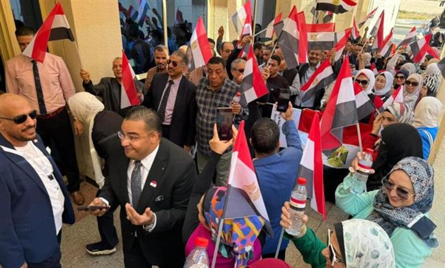 اصطفاف الجماهير.. رسالة حب للوطن