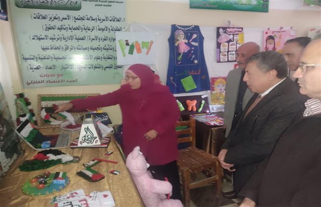 تعليم البحيرة يتفقد معرض الاقتصاد المنزلي ويشيد بجودة المعروضات