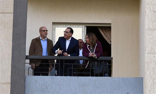 "مدبولي" يسلم عقود وحدات سكنية للمستفيدين بالمبادرة الرئاسية "سكن لكل المصريين"