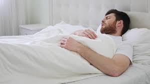   دراسة توضح: العلاقة بين وضعية النوم وآلام المعدة 