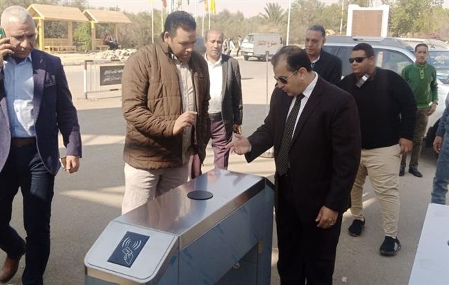 " عكاوي " يتابع تركيب البوابات الإلكترونية الجديدة لـ جامعة جنوب الوادي