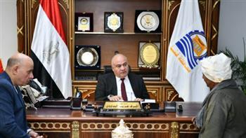 محافظ قنا يستقبل المواطنين بمكتبه لبحث شكواهم