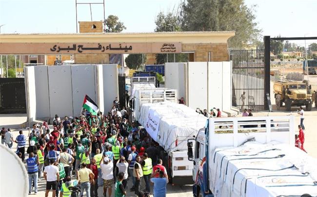 إدخال 180 شاحنة مساعدات إغاثية للفلسطينيين في قطاع غزة