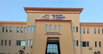 رئيس جامعة بني سويف التكنولوجية يشيد بآدء الامتحانات 
