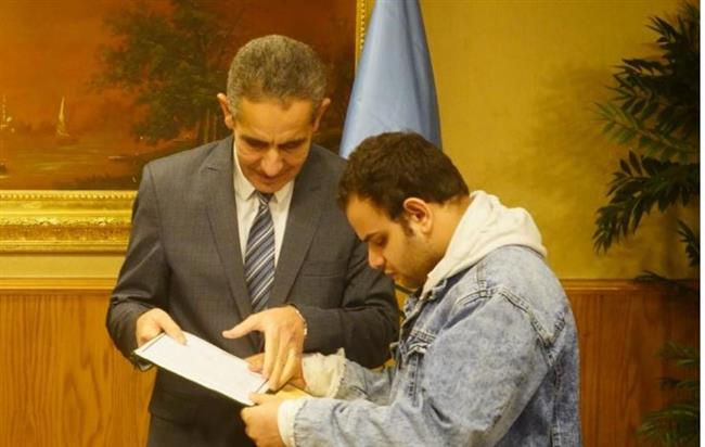 محافظ الغربية يسلم 15 عقد عمل بالقطاع الخاص و 10 لـ ذوي القدرات الخاصة