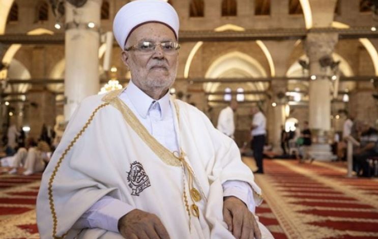 الاحتلال الإسرائيلي يعتقل 7 مقدسيين ويقتحم منزل خطيب "الأقصى"