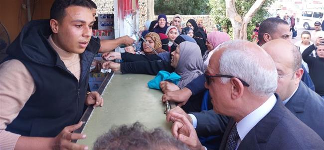 محافظ الجيزة يتفقد منافذ أبو النمرس للتأكد من توافر السلع للمواطنين