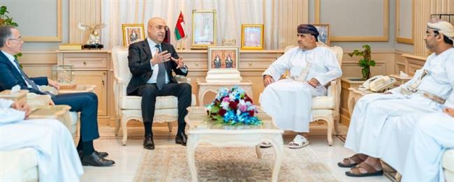وزير الإسكان يبحث سبل التعاون مع نظيره العماني  