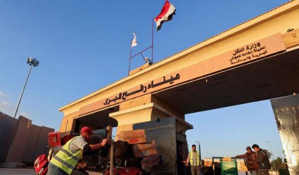وصول 23 مصابا من غزة إلى معبر رفح لتلقي العلاج في مصر