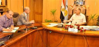 محافظ أسيوط يناقش سبل الدعم وتذليل العقبات أمام مشروعات الكهرباء