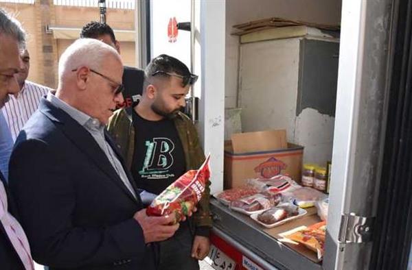 محافظ بورسعيد يتفقد أحد منافذ البيع المتنقلة ضمن مبادرة "تخفيض الأسعار"