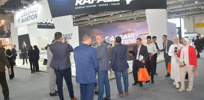 معرض إيديكس يشهد إقبالاً كبيراً من الزائرين بما يحتويه من أجنحة تضم كبرى الشركات العارضة