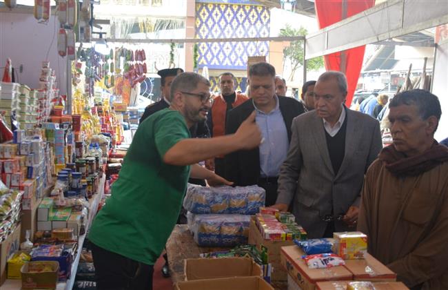 القليوبية.. المحافظ يفتتح معرضا للسلع الغذائية ويتفقد المعرض الدائم بميدان الموسسة