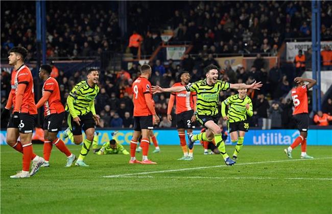 أرسنال يحقق فوزا قاتلا على لوتون تاون 4-3.. ويعزز من صدارته للدوري الإنجليزي الممتاز