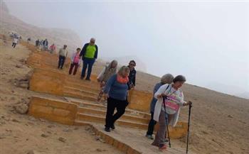 وفد سياحي من ألمانيا يزور المناطق الأثرية بالمنيا