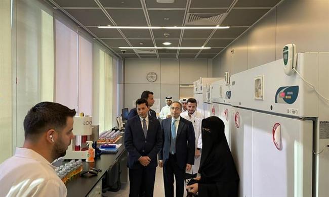 وزير الرياضة يتفقد معمل مكافحة المنشطات بدولة قطر