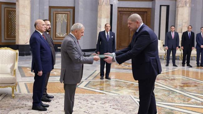 السفير المصري في بغداد يقدم أوراق اعتماده إلى رئيس جمهورية العراق