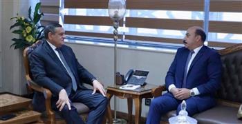 وزير التنمية المحلية يتابع مع محافظ أسوان تنفيذ مبادرة خفض السلع الغذائية