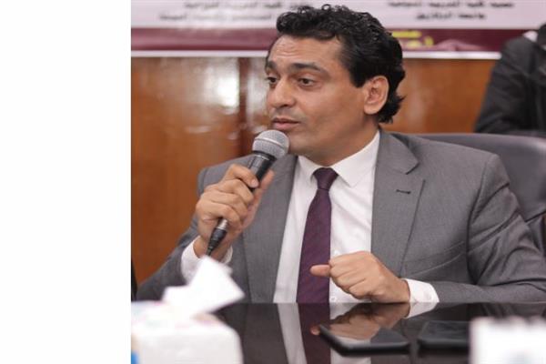 الكاتب الصحفي أيمن عبد المجيد يطالب بتطوير مناهج كليات وأقسام الإعلام