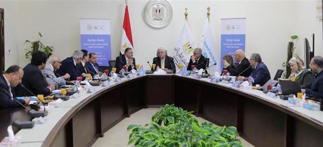 وزير التعليم العالي يناقش اللائحة الداخلية لجامعة بنها الأهلية