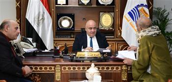محافظ قنا يستأنف لقاءاته اليومية مع المواطنين لبحث شكواهم