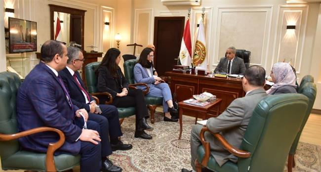 وزير العمل يلتقى وفدا من مؤسسة فريدريش إيبرت الألمانية لتعزيز برامج "تمكين المرأة"