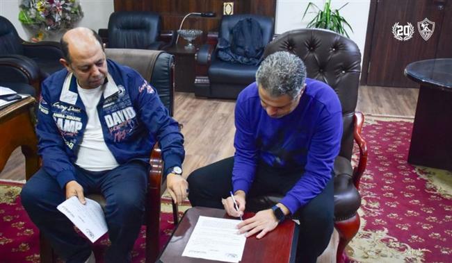 بعد التوقيع.. لاعبو الزمالك ينظمون ممراً شرفيا لـ معتمد جمال 