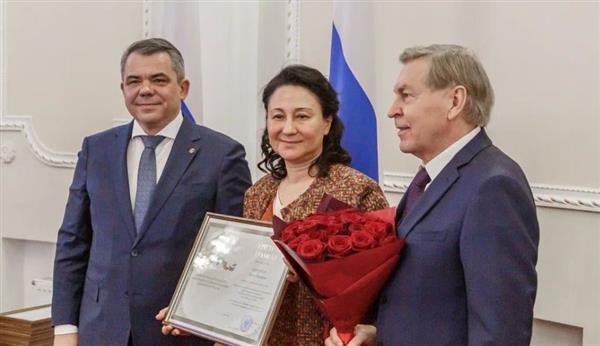 روسيا تكرم "يفريموفا" لجهودها في خدمة التعليم والخريجين
