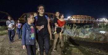   موقع أمريكي: حرس الحدود في ولاية تكساس يأوي المهاجرين في حقول مفتوحة