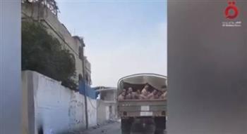 "القاهرة الإخبارية" تعرض لقطات تظهر نقل الاحتلال أسرى فلسطينيين فى وضع مزرٍ