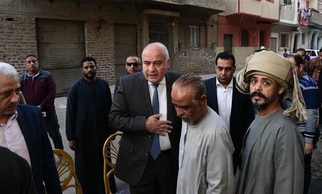 قنا.. المحافظ يقدم واجب العزاء لأسرة عامل توفى إثر حادث أثناء تأدية عمله