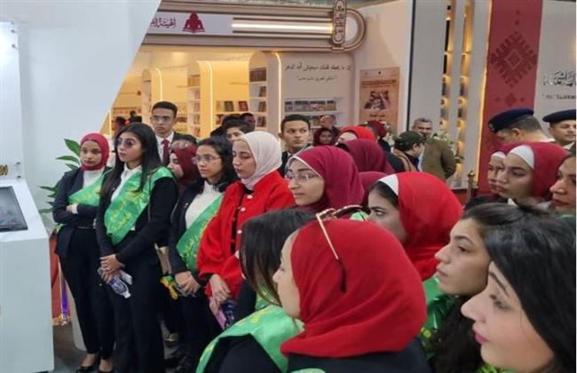 طلاب جامعة القاهرة في زيارة لمعرض القاهرة الدولي للكتاب