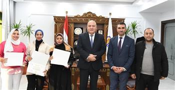 محافظ قنا يكرم فتيات الخدمة العامة بإدارة خدمة المواطنين 