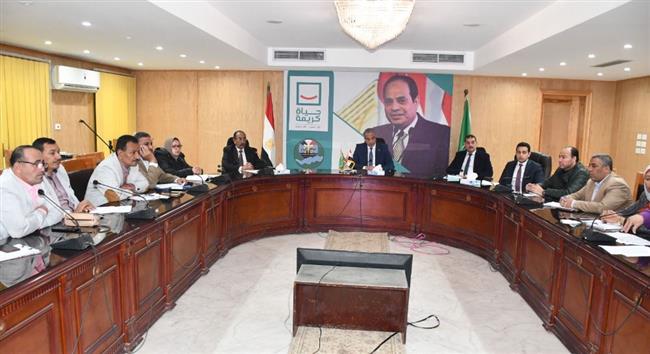 محافظ الفيوم  يشدد على سرعة استكمال مشروعات الرصف الجاري تنفيذها