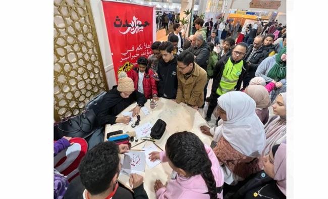 مبادرة "حبراير" بجناح الأزهر بمعرض الكتاب تجذب الجمهور 
