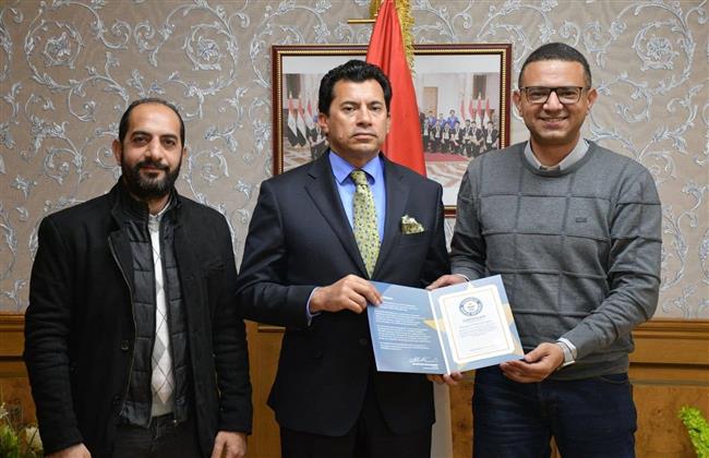 صبحي يكرم مغامرا بعد تسجيله رقمين في موسوعة جينيس بأطول رحلة في العالم على دراجة كهربائية