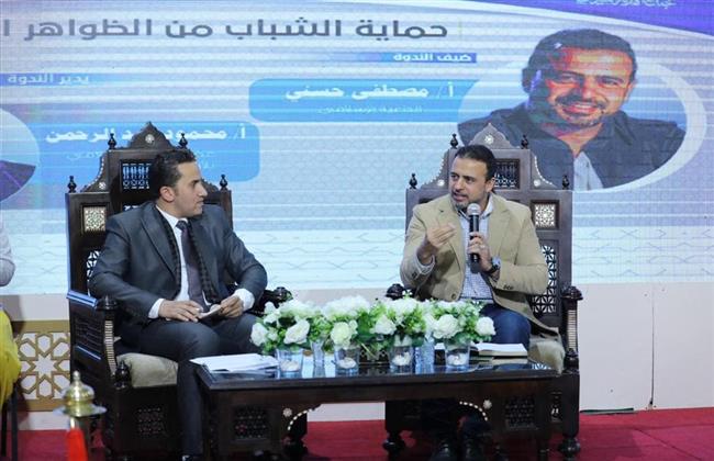 مصطفى حسني من جناح الأزهر بمعرض الكتاب يطالب بالانضباط في الانفتاح على الغرب