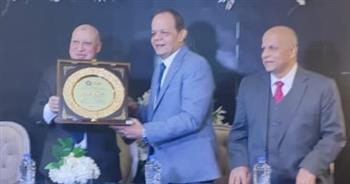 رئيس مصلحة الضرائب يمنح طارق فرج درع التميز