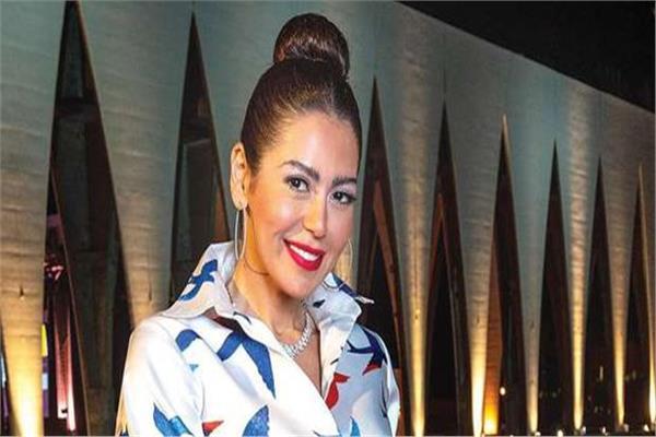 لقاء الخميسى تستعرض رشاقتها من داخل الجيم 
