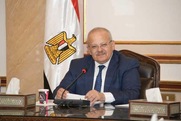 الخشت يستعرض تقريرًا حول أول كلية للروبوتات وتطبيقات الذكاء الاصطناعي بجامعة القاهرة
