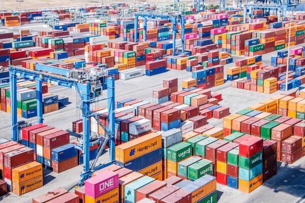 رغم التقلبات الجوية نشاط كبير  في حركة الملاحة وتداول البضائع خلال 48 بميناء الإسكندرية 